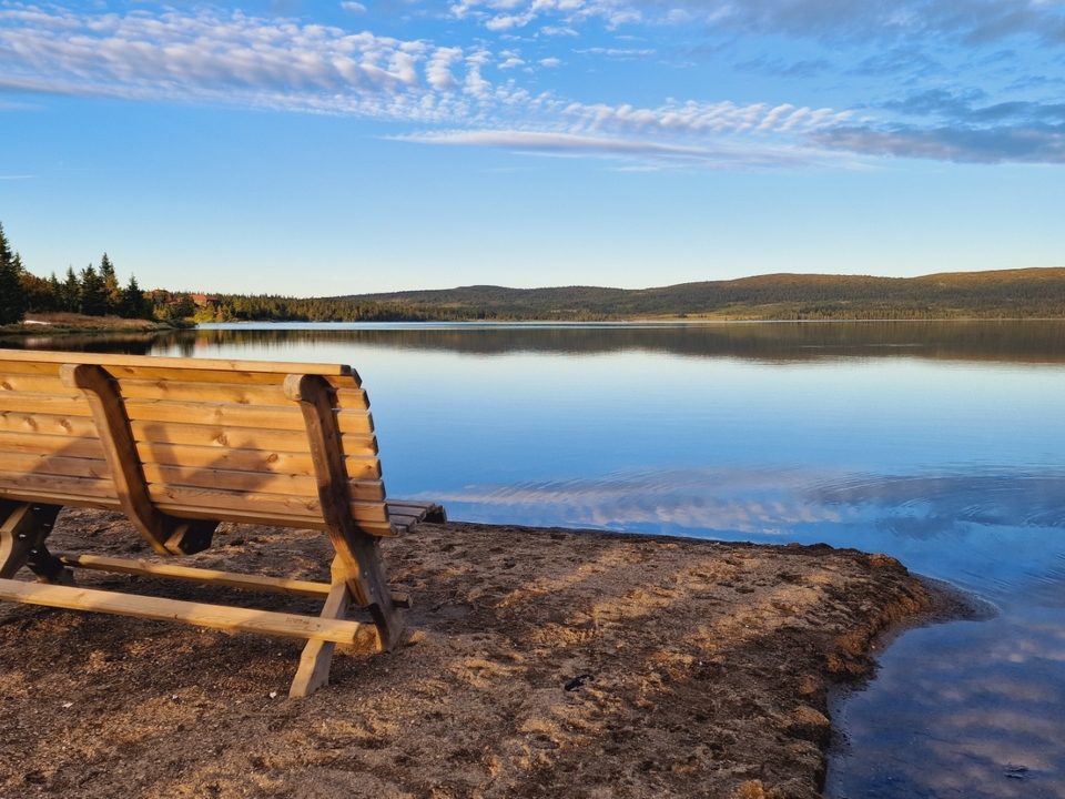 Finden Sie Ruhe am See direkt neben der Hütte.