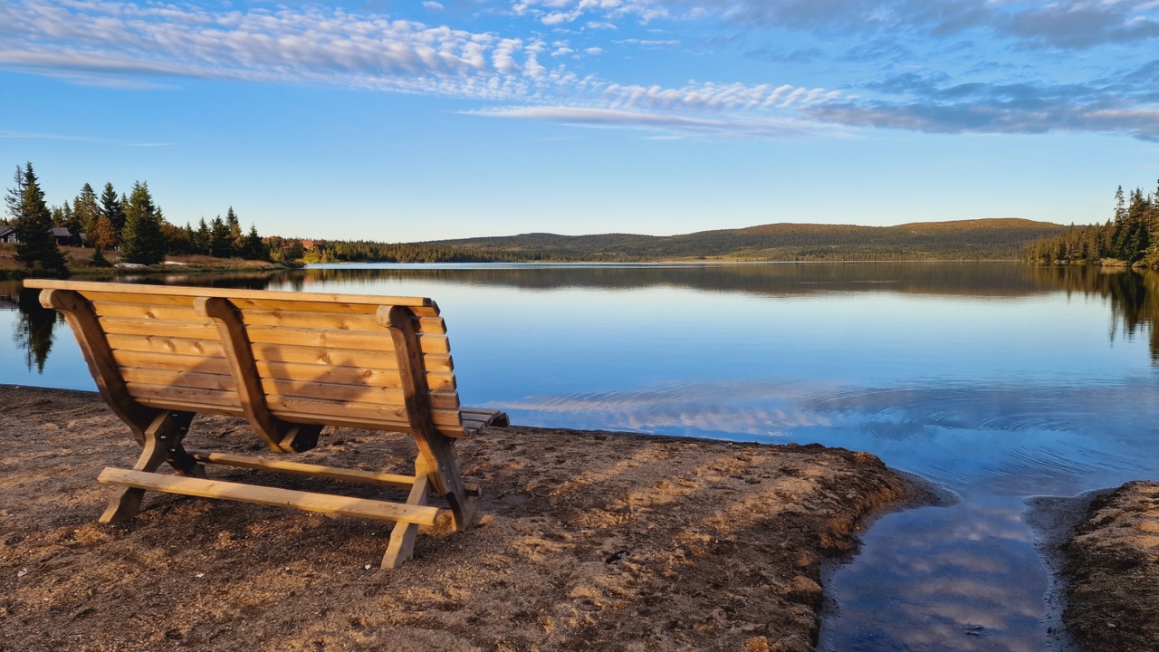 Finden Sie Ruhe am See direkt neben der Hütte.